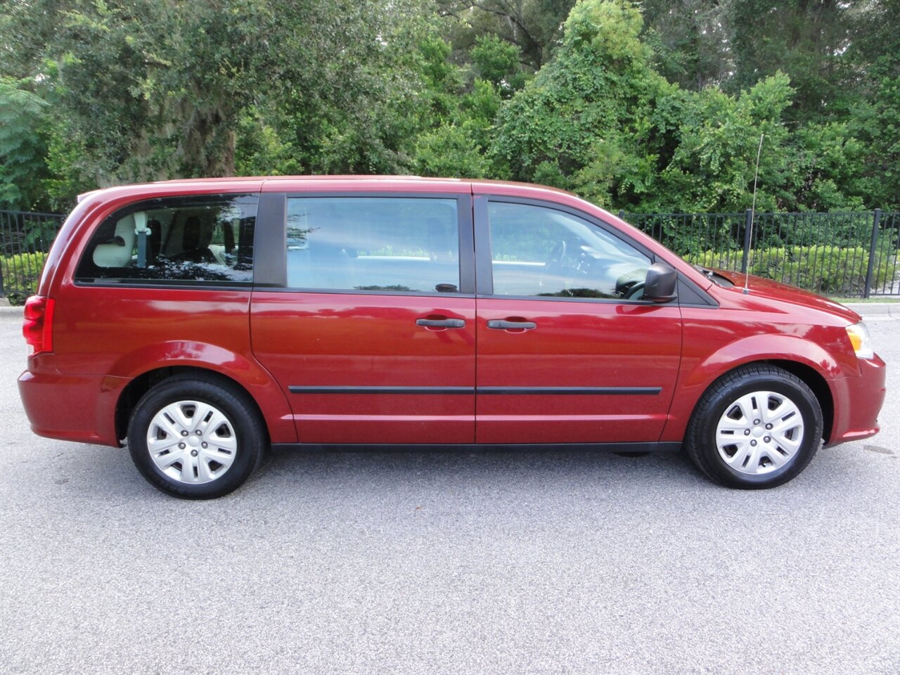 2014 Dodge Grand Caravan American Value Package - Photo 15 - Deland, FL 32720