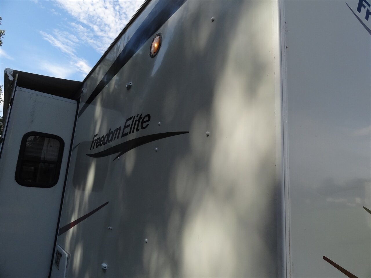 2008 Coachmen Freedom Elite M23 Premium B+/C - Photo 27 - Deland, FL 32720