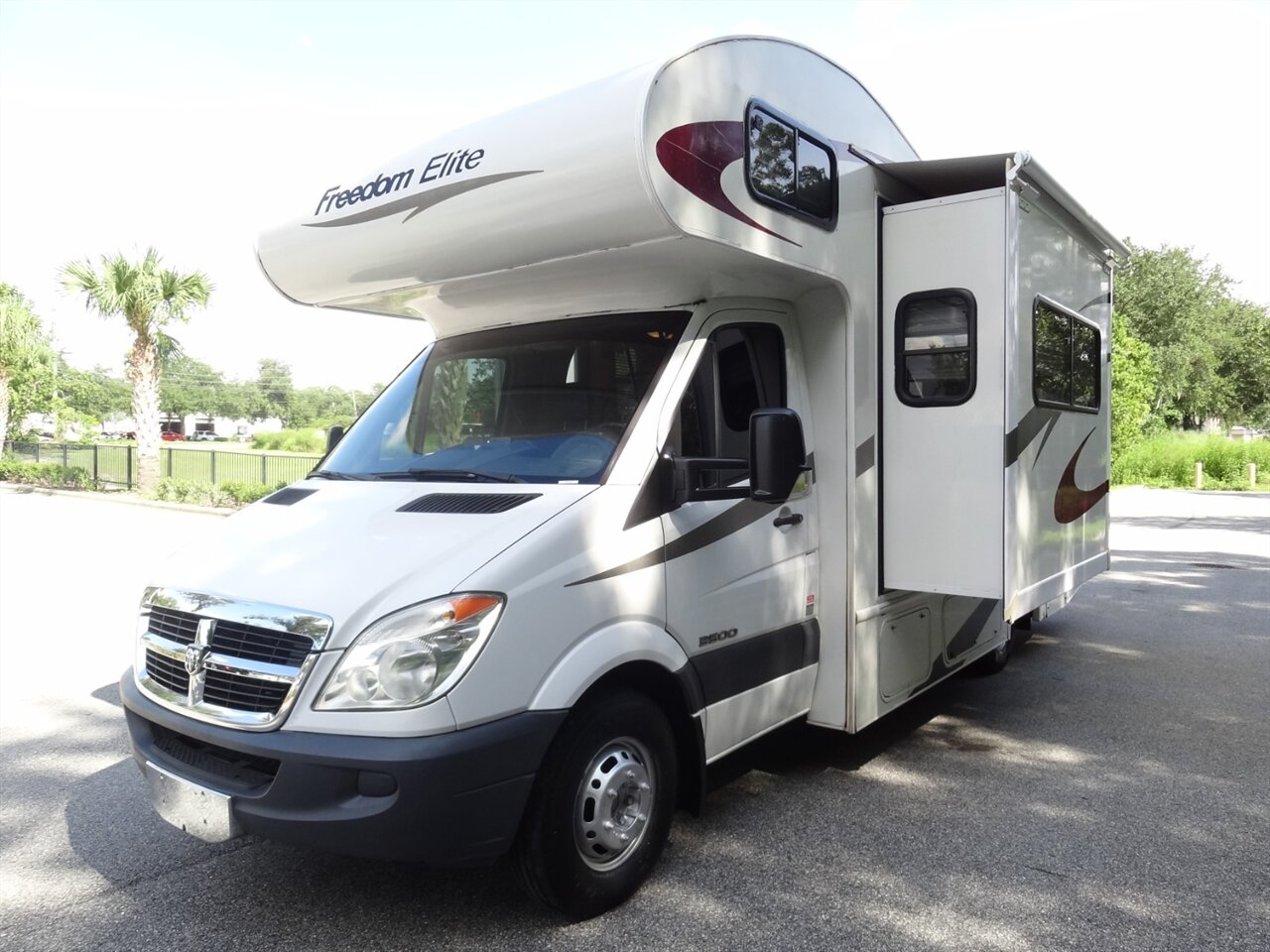 2008 Coachmen Freedom Elite M23 Premium B+/C - Photo 2 - Deland, FL 32720