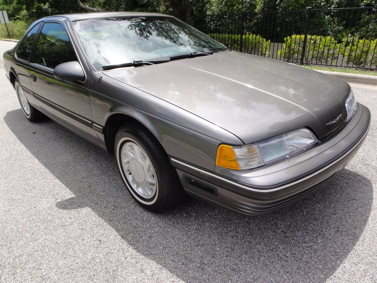 1990 Ford Thunderbird LX  Premium - Photo 1 - Deland, FL 32720