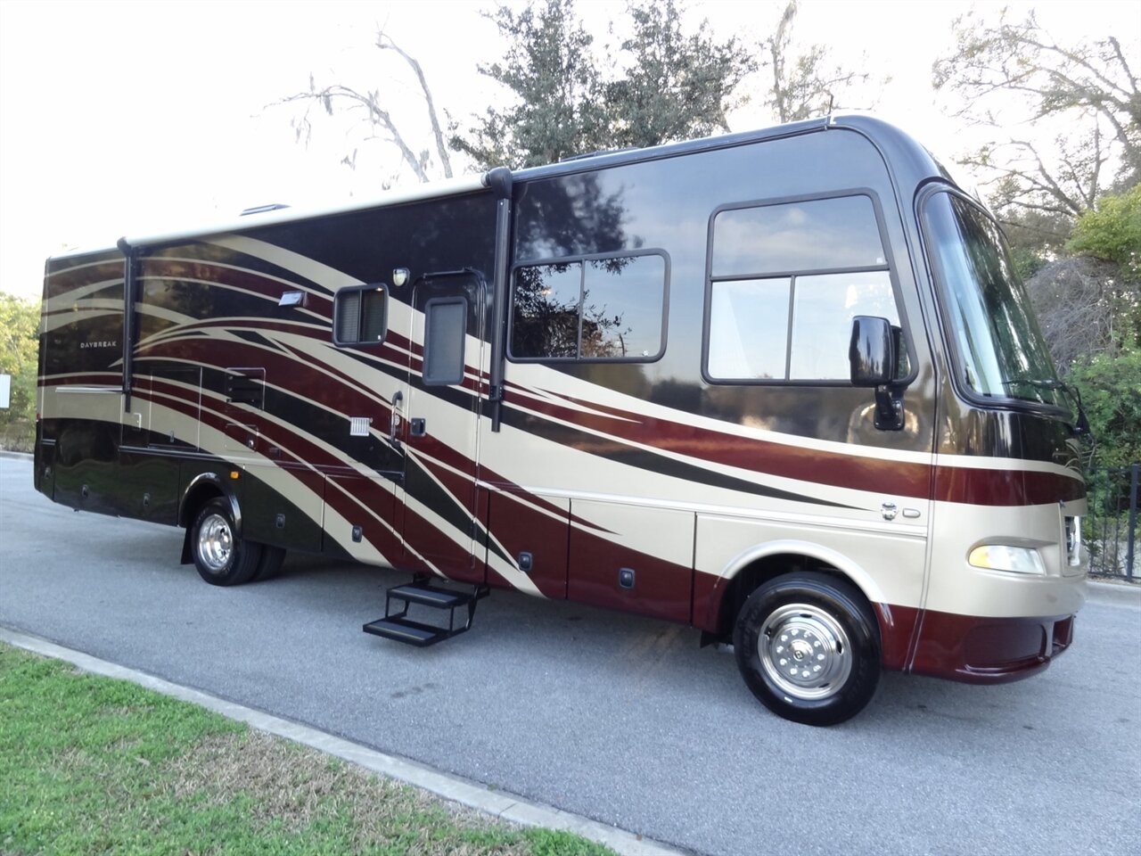 2012 Damon Day Break 34DB  Class A - Photo 9 - Deland, FL 32720