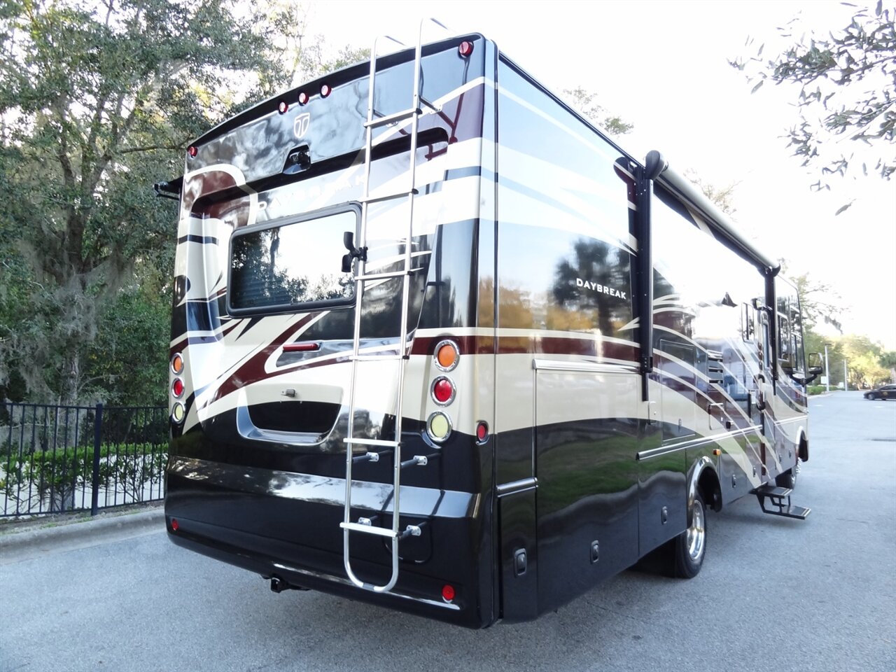 2012 Damon Day Break 34DB  Class A - Photo 11 - Deland, FL 32720