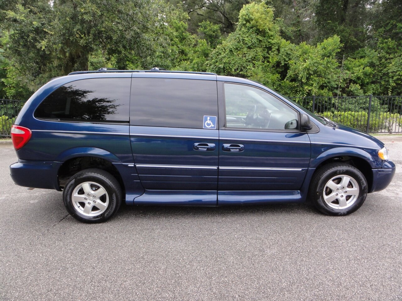 2007 Chrysler Town & Country Limited VMI RAMP VAN - Photo 16 - Deland, FL 32720