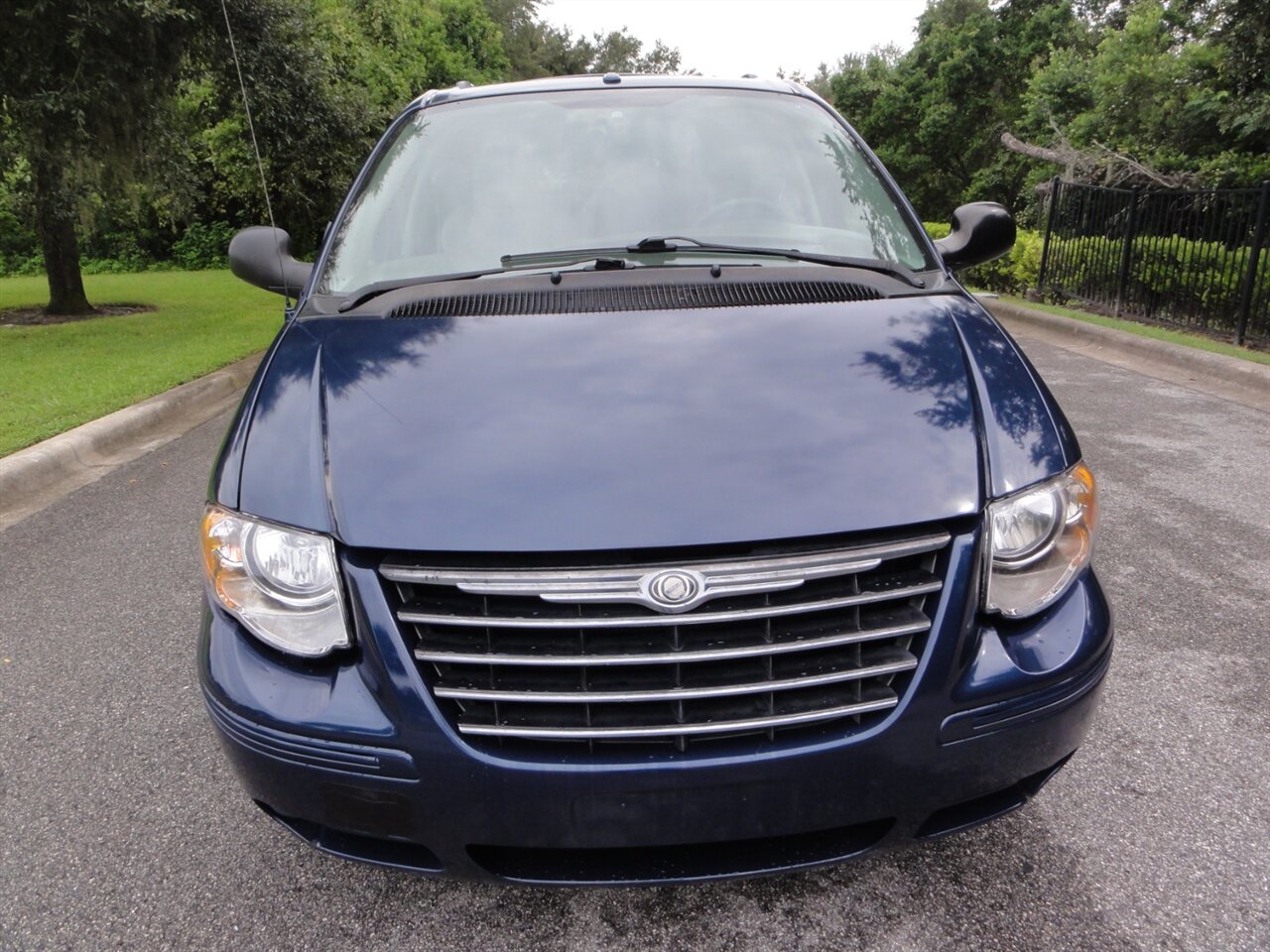 2007 Chrysler Town & Country Limited VMI RAMP VAN - Photo 6 - Deland, FL 32720
