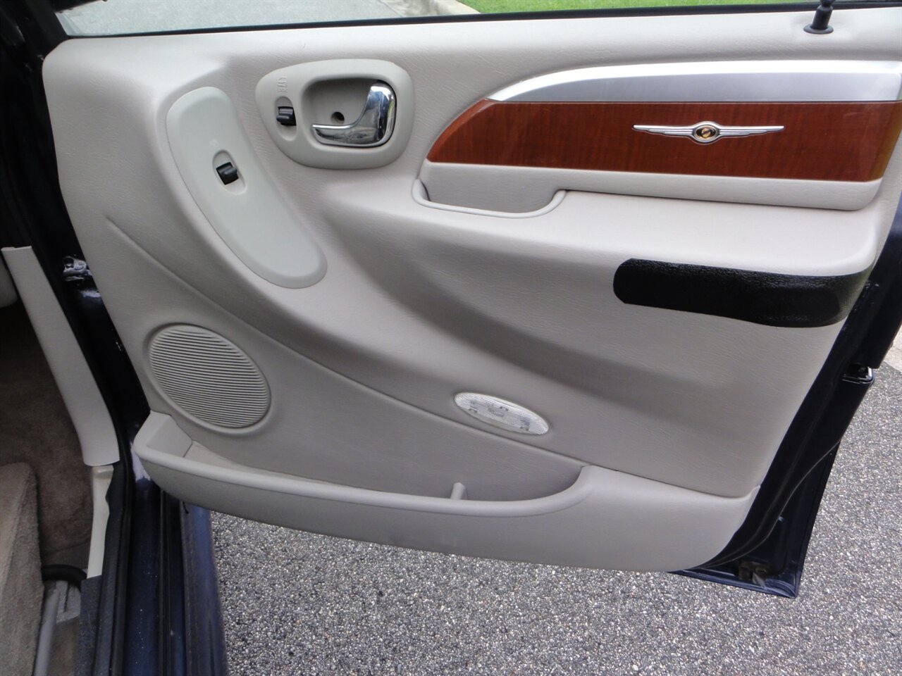 2007 Chrysler Town & Country Limited VMI RAMP VAN - Photo 47 - Deland, FL 32720