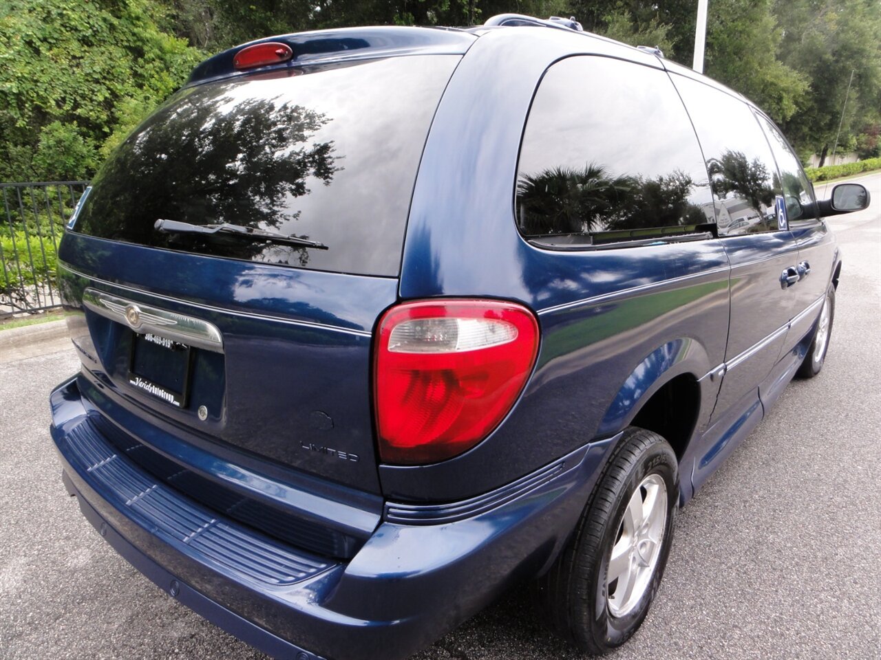 2007 Chrysler Town & Country Limited VMI RAMP VAN - Photo 4 - Deland, FL 32720