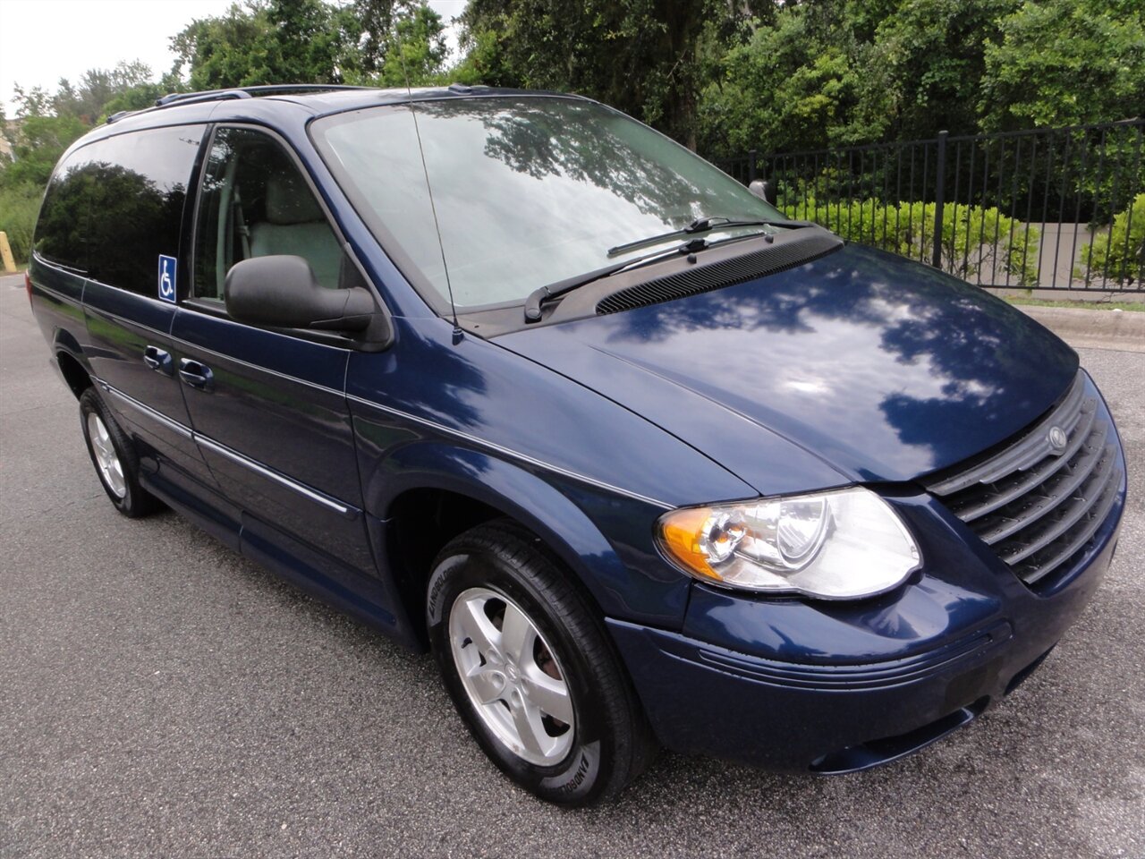 2007 Chrysler Town & Country Limited VMI RAMP VAN - Photo 2 - Deland, FL 32720