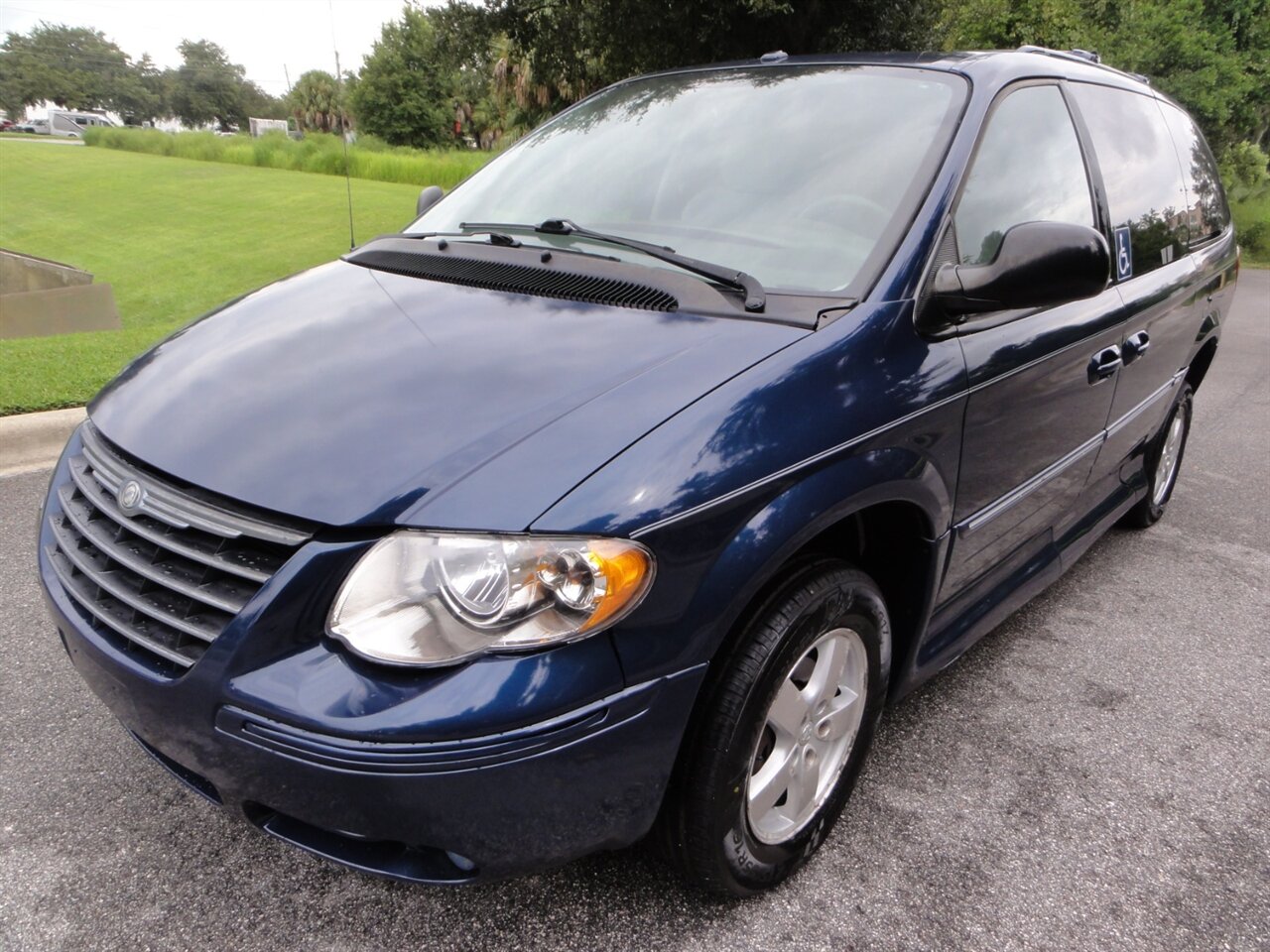 2007 Chrysler Town & Country Limited VMI RAMP VAN - Photo 3 - Deland, FL 32720