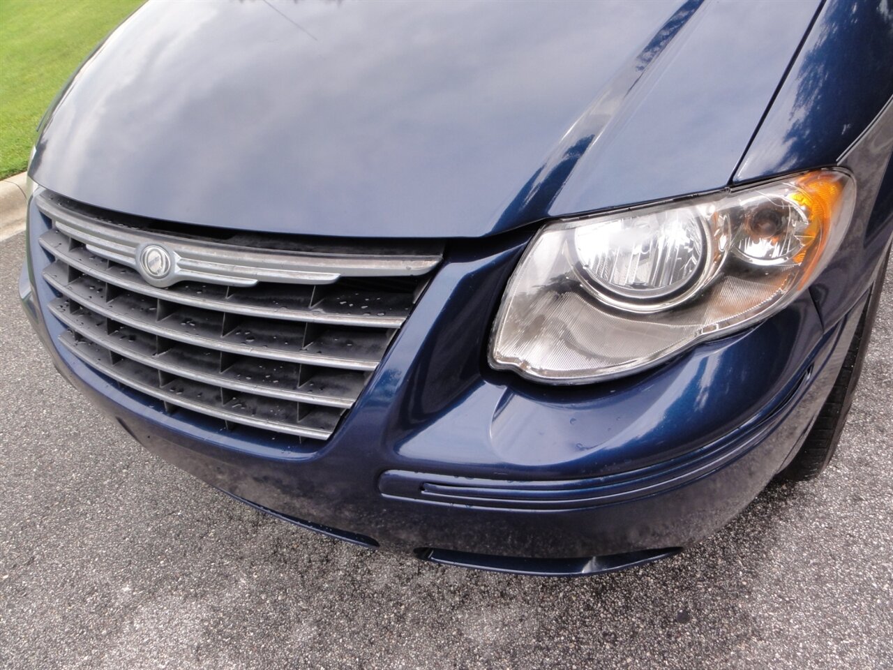 2007 Chrysler Town & Country Limited VMI RAMP VAN - Photo 8 - Deland, FL 32720