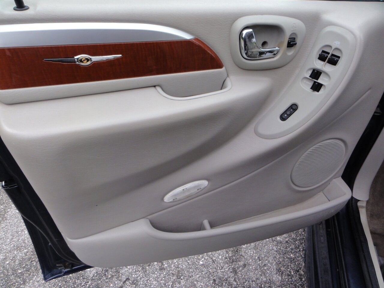 2007 Chrysler Town & Country Limited VMI RAMP VAN - Photo 30 - Deland, FL 32720