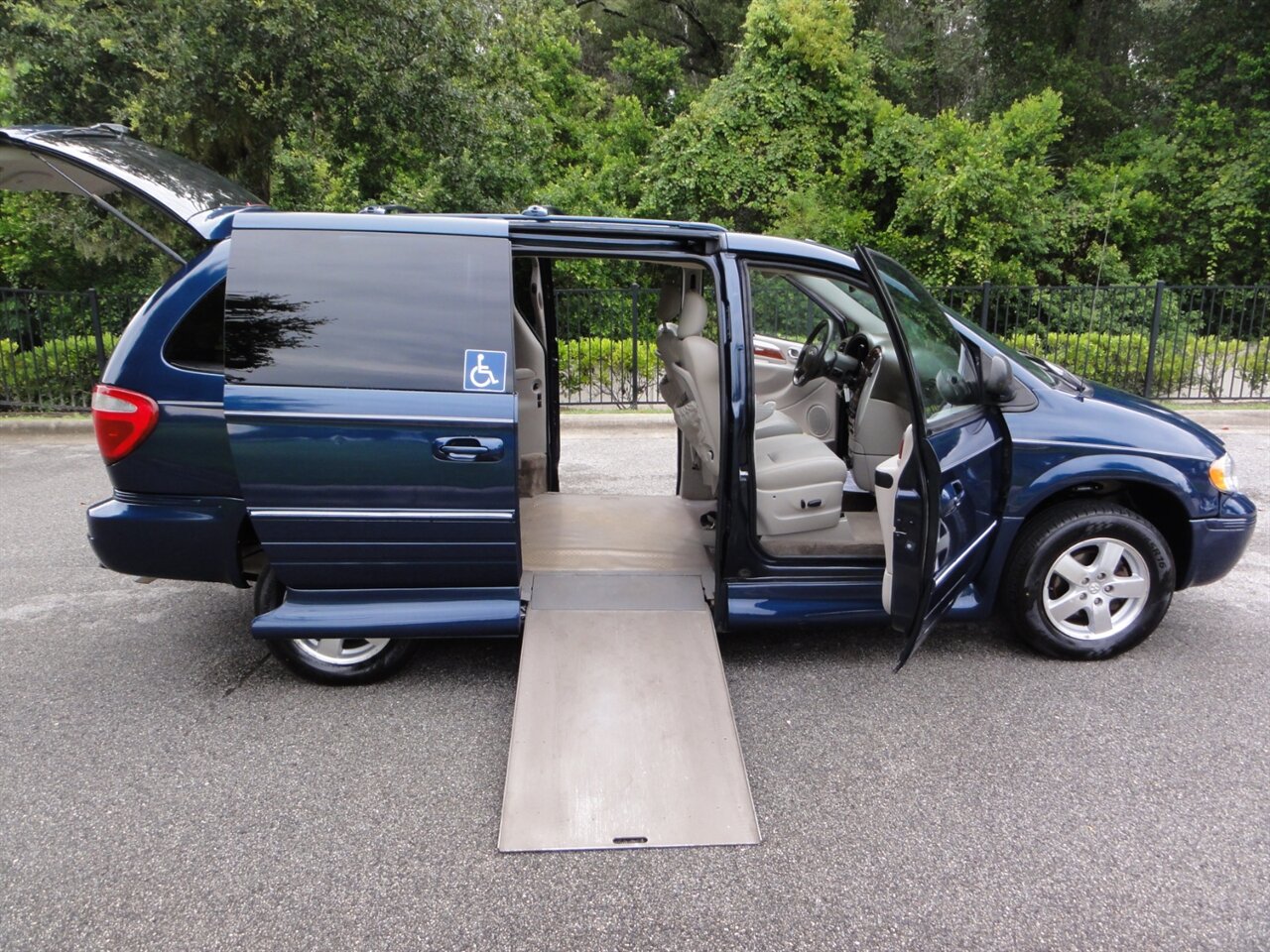 2007 Chrysler Town & Country Limited  VMI RAMP VAN - Photo 1 - Deland, FL 32720