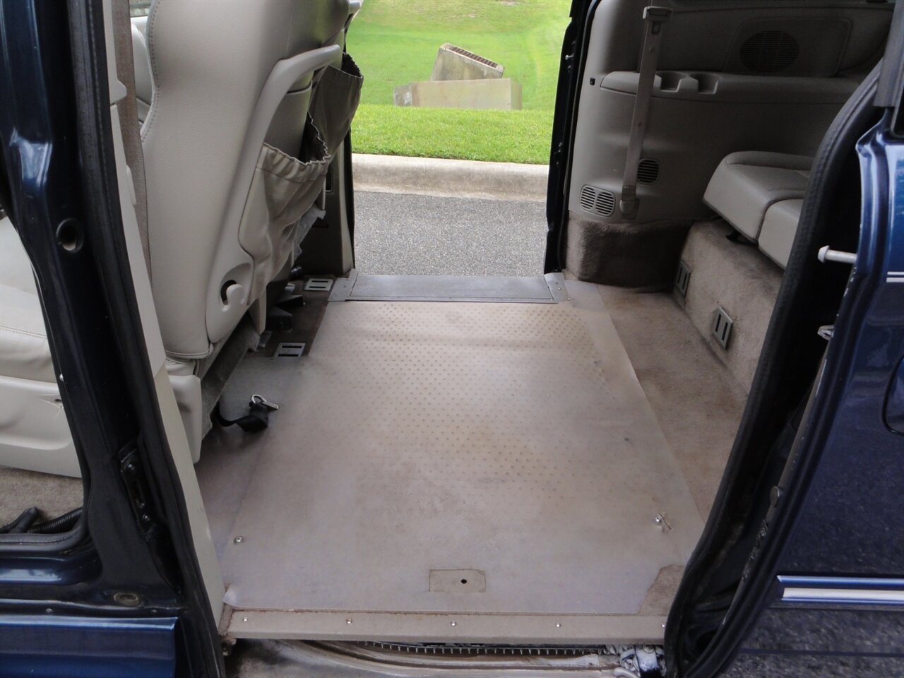 2007 Chrysler Town & Country Limited VMI RAMP VAN - Photo 35 - Deland, FL 32720