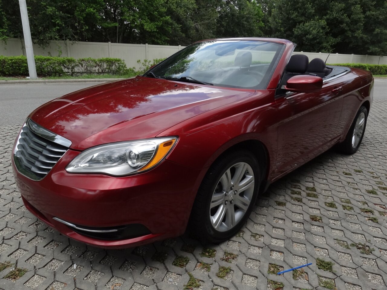 2014 Chrysler 200 Touring  Convertible - Photo 2 - Deland, FL 32720