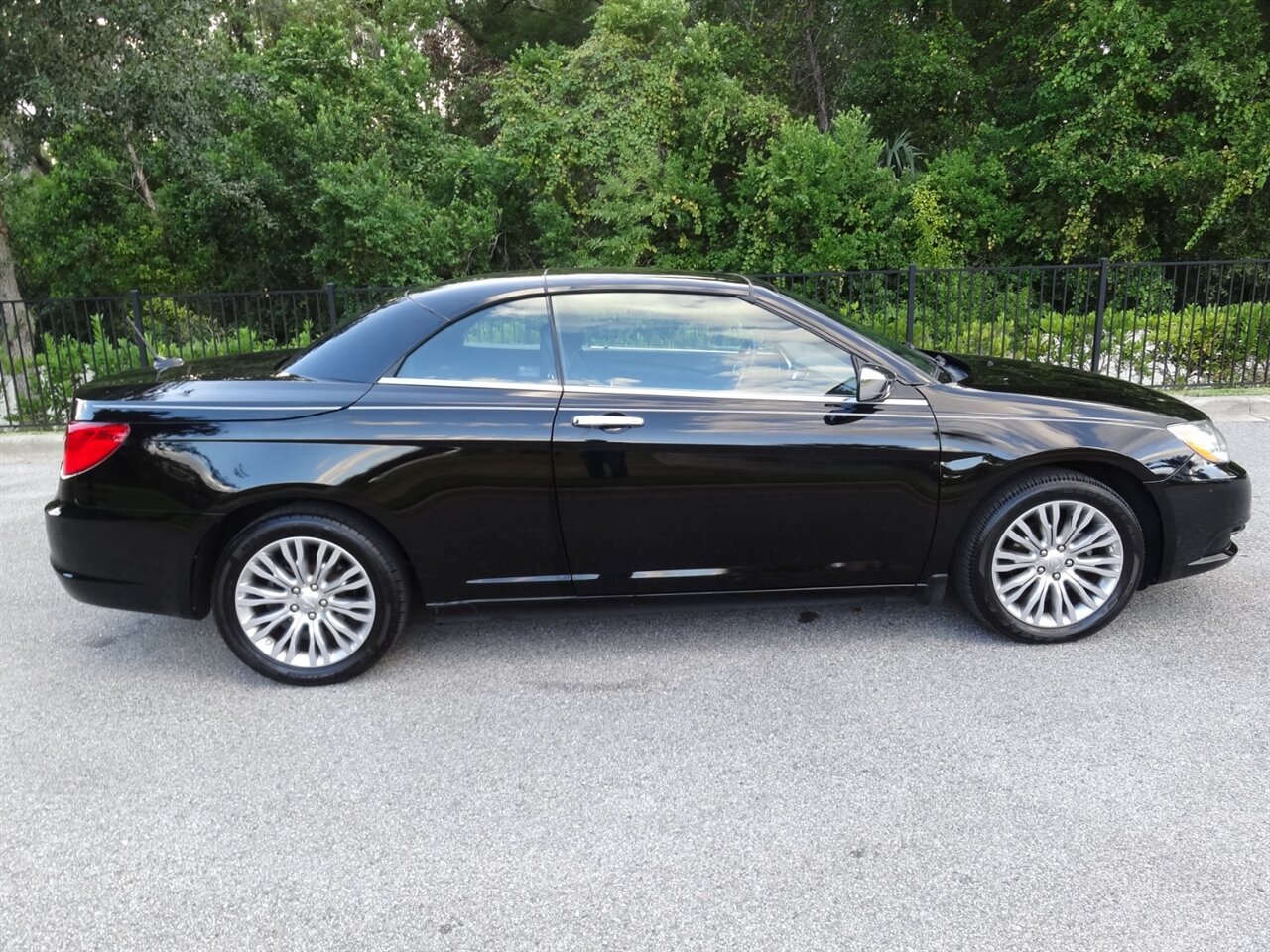 2013 Chrysler 200 Limited  Hard top convertible - Photo 19 - Deland, FL 32720