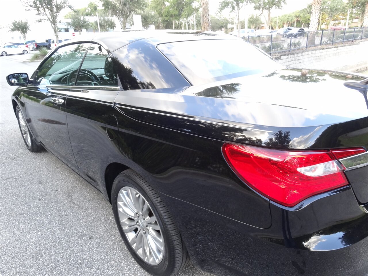 2013 Chrysler 200 Limited  Hard top convertible - Photo 16 - Deland, FL 32720