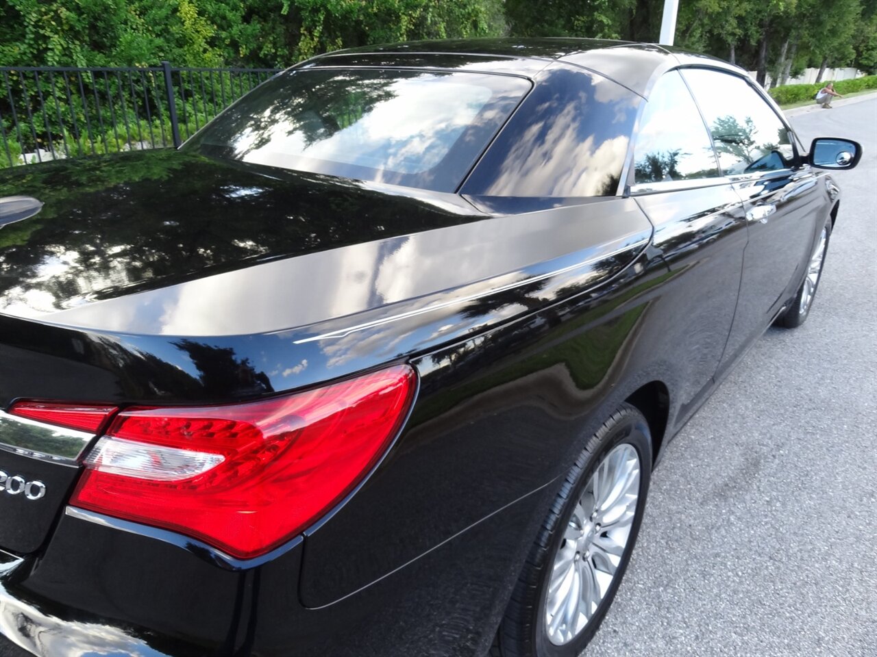 2013 Chrysler 200 Limited  Hard top convertible - Photo 17 - Deland, FL 32720