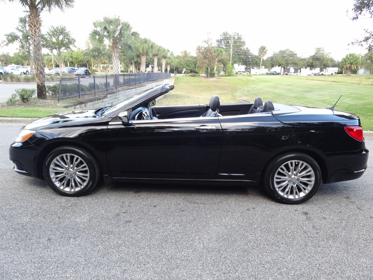 2013 Chrysler 200 Limited  Hard top convertible - Photo 22 - Deland, FL 32720
