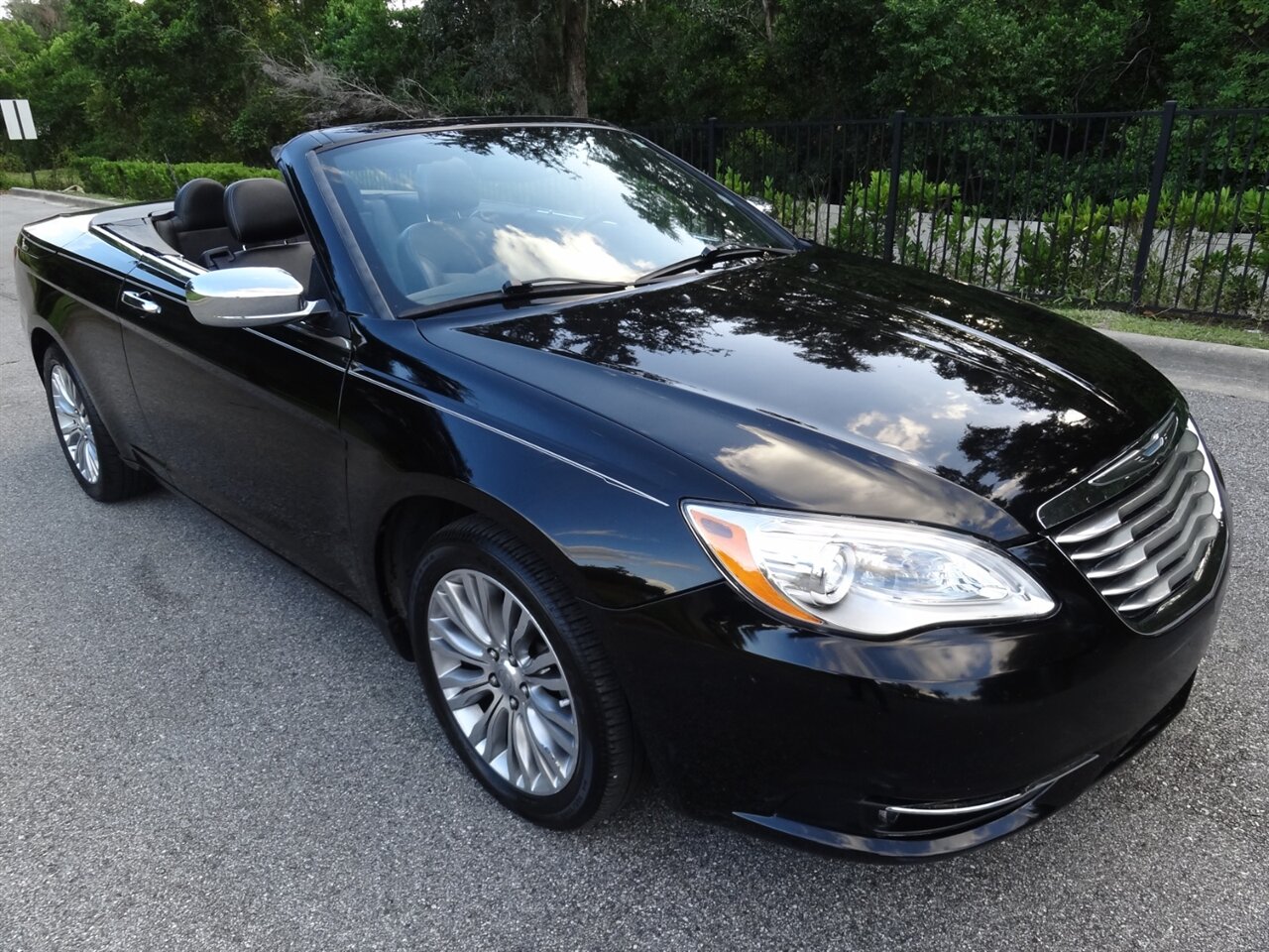 2013 Chrysler 200 Limited  Hard top convertible - Photo 2 - Deland, FL 32720