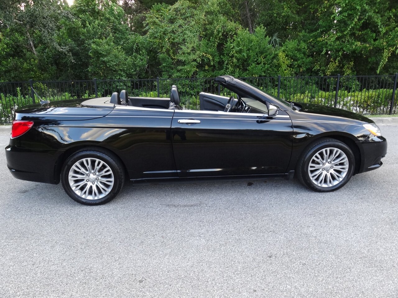 2013 Chrysler 200 Limited  Hard top convertible - Photo 20 - Deland, FL 32720