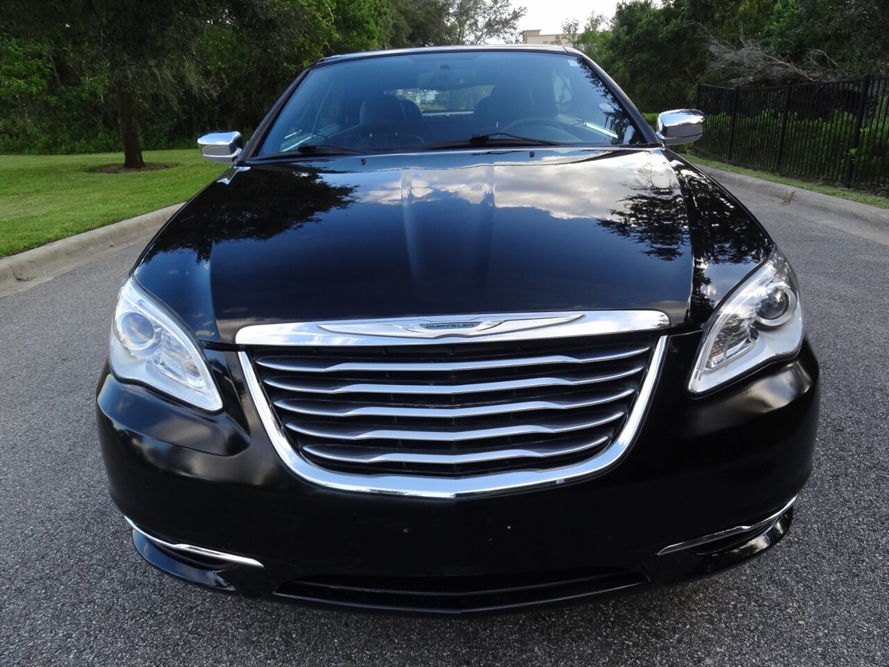 2013 Chrysler 200 Limited  Hard top convertible - Photo 9 - Deland, FL 32720