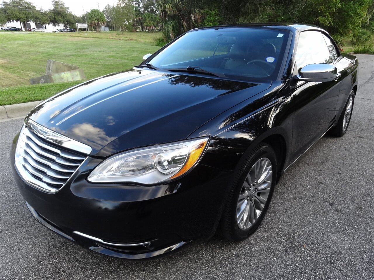 2013 Chrysler 200 Limited  Hard top convertible - Photo 4 - Deland, FL 32720