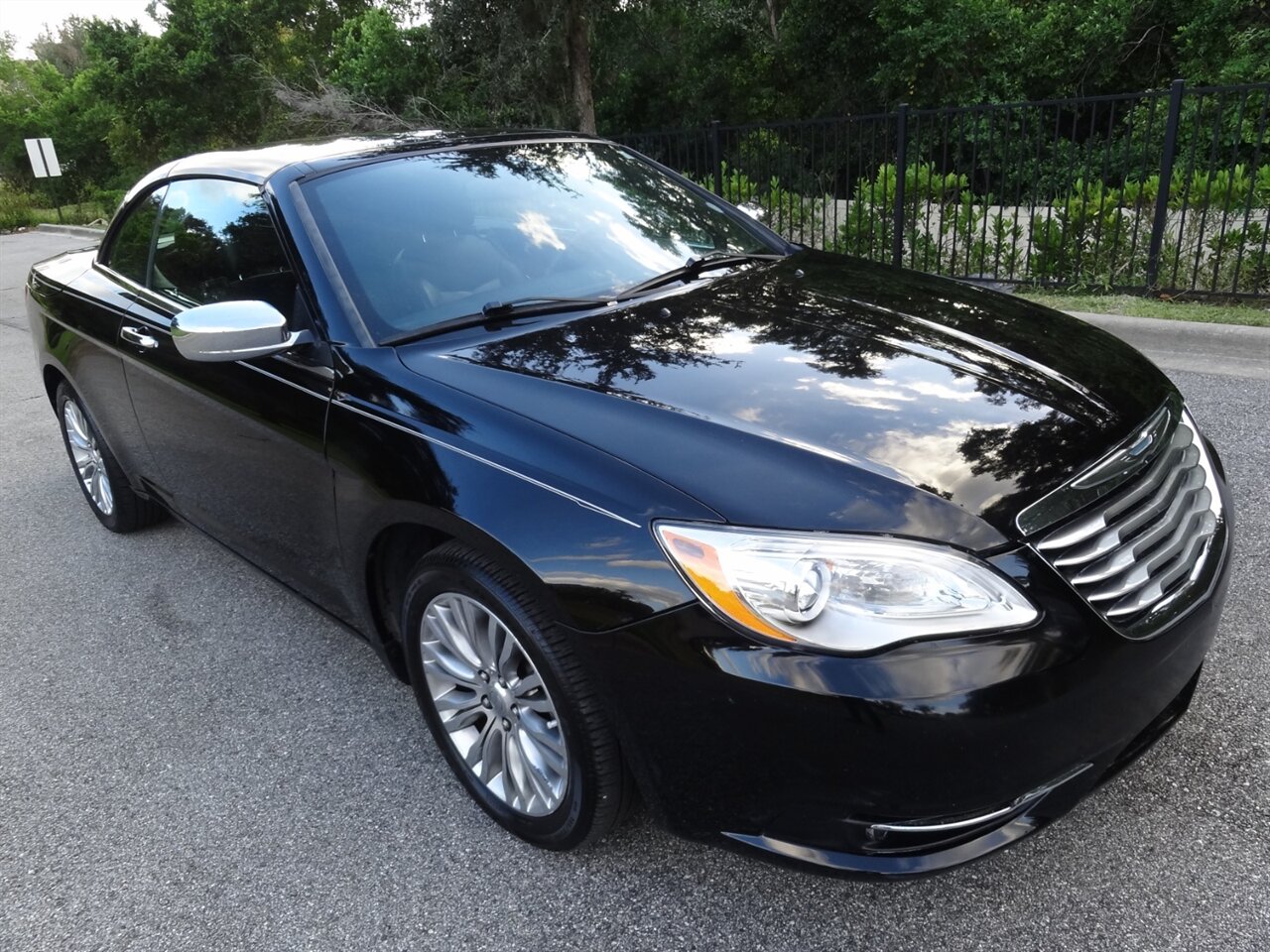 2013 Chrysler 200 Limited  Hard top convertible - Photo 1 - Deland, FL 32720