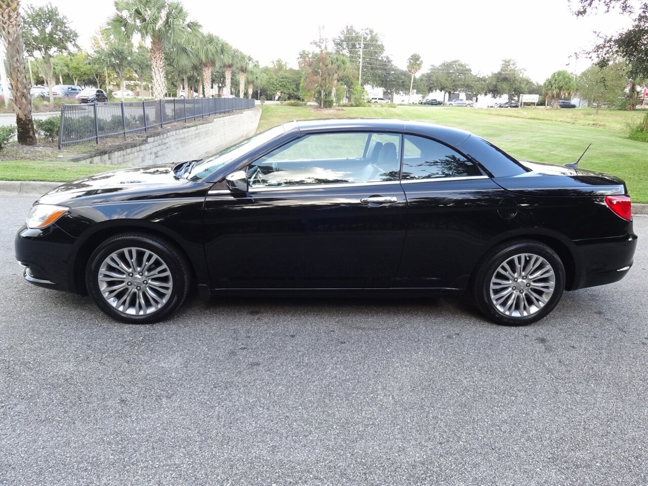 2013 Chrysler 200 Limited  Hard top convertible - Photo 21 - Deland, FL 32720