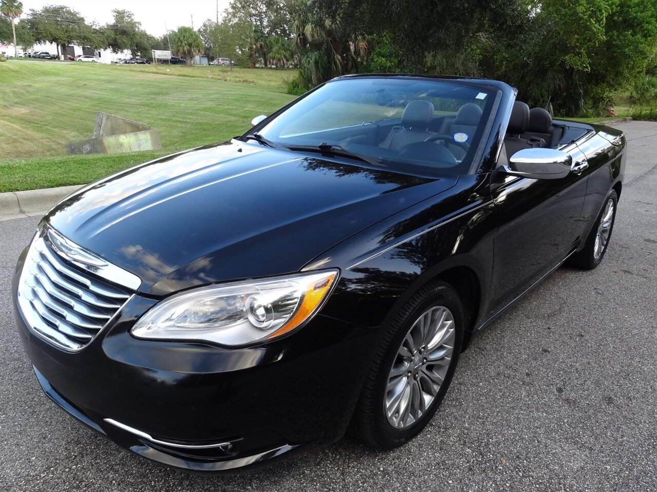 2013 Chrysler 200 Limited  Hard top convertible - Photo 3 - Deland, FL 32720