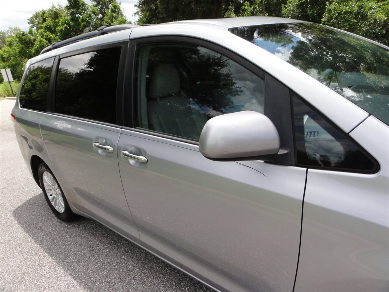 2014 Toyota Sienna XLE 8-Passenger Rear DVD entertainment - Photo 10 - Deland, FL 32720