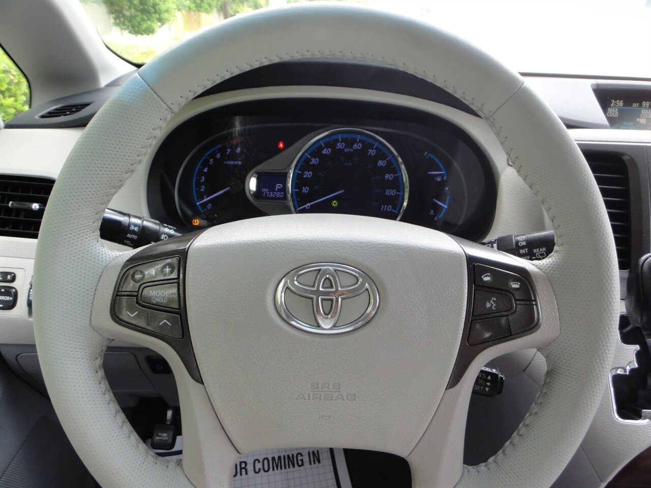 2014 Toyota Sienna XLE 8-Passenger Rear DVD entertainment - Photo 49 - Deland, FL 32720