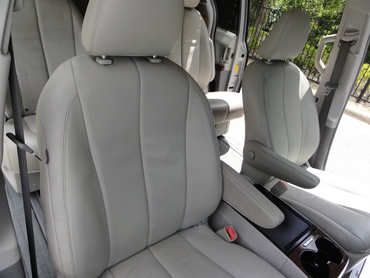 2014 Toyota Sienna XLE 8-Passenger Rear DVD entertainment - Photo 45 - Deland, FL 32720