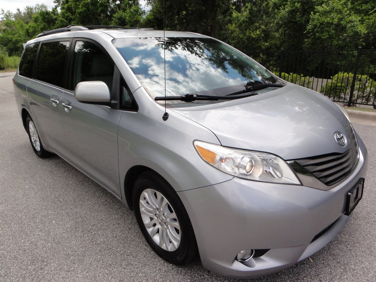 2014 Toyota Sienna XLE 8-Passenger  Rear DVD entertainment - Photo 1 - Deland, FL 32720