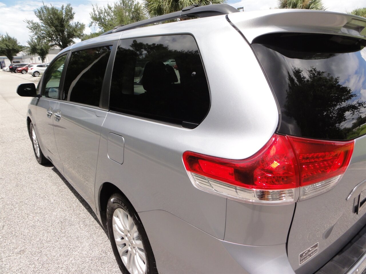 2014 Toyota Sienna XLE 8-Passenger Rear DVD entertainment - Photo 12 - Deland, FL 32720