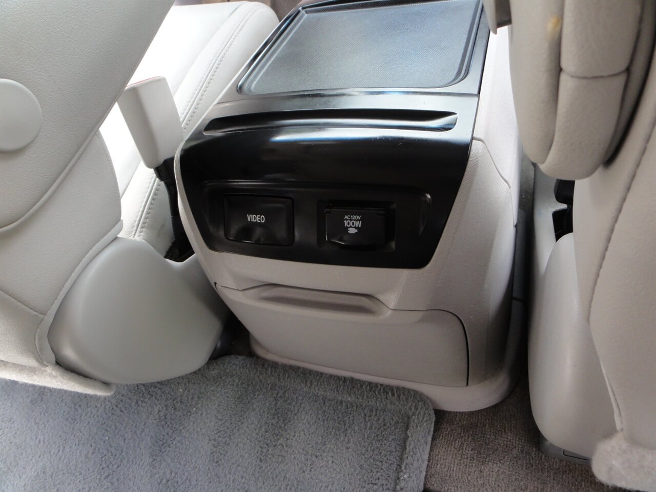2014 Toyota Sienna XLE 8-Passenger Rear DVD entertainment - Photo 42 - Deland, FL 32720