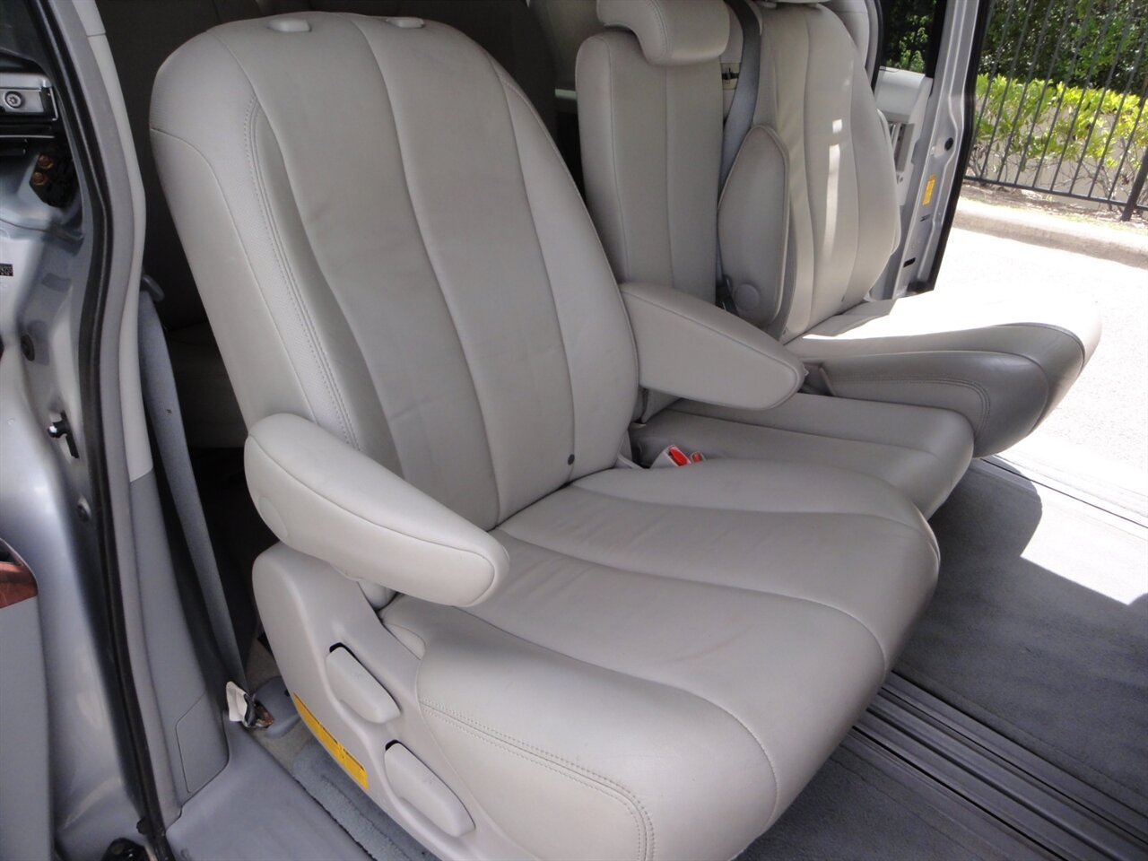 2014 Toyota Sienna XLE 8-Passenger Rear DVD entertainment - Photo 41 - Deland, FL 32720