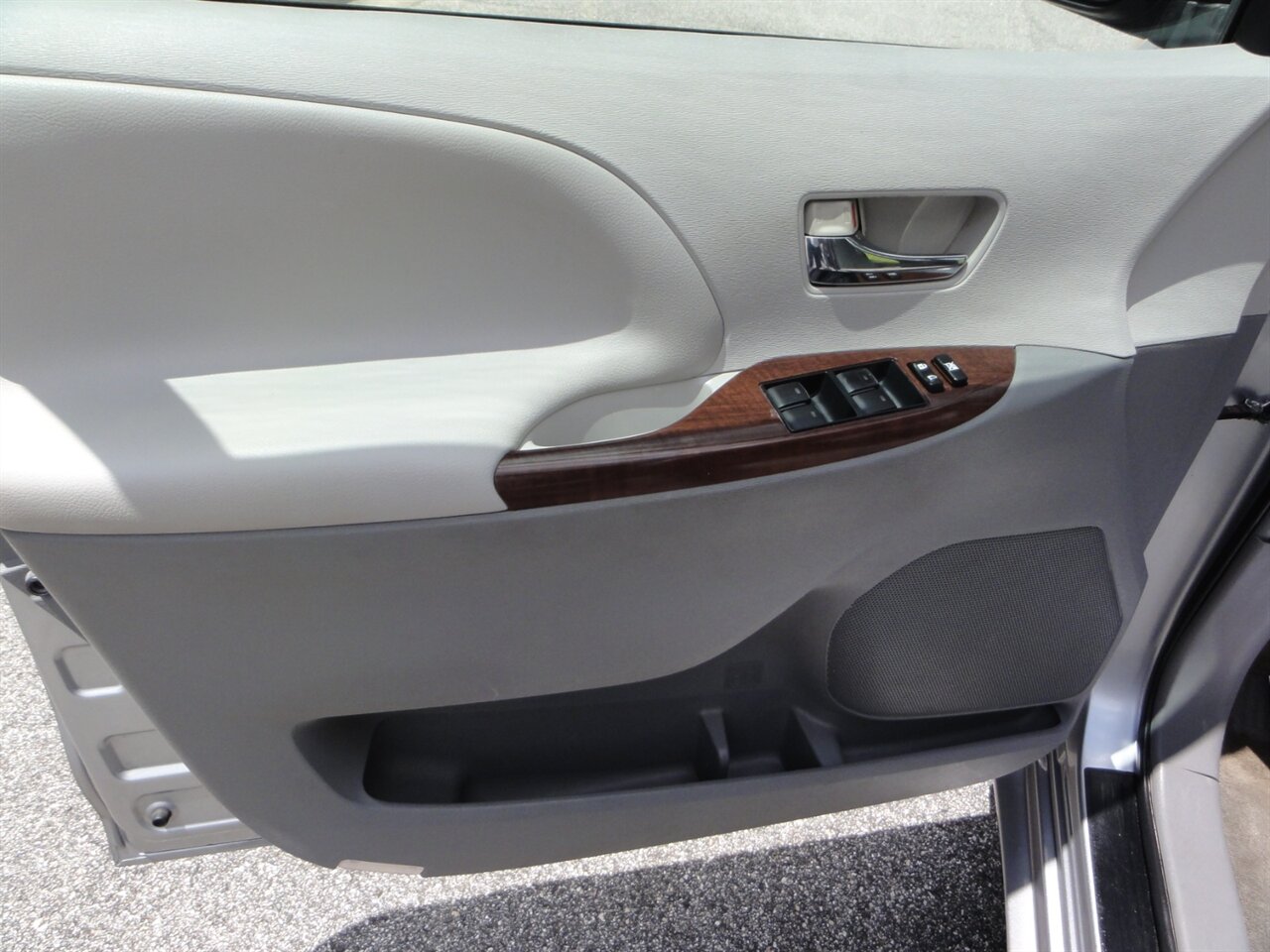 2014 Toyota Sienna XLE 8-Passenger Rear DVD entertainment - Photo 30 - Deland, FL 32720