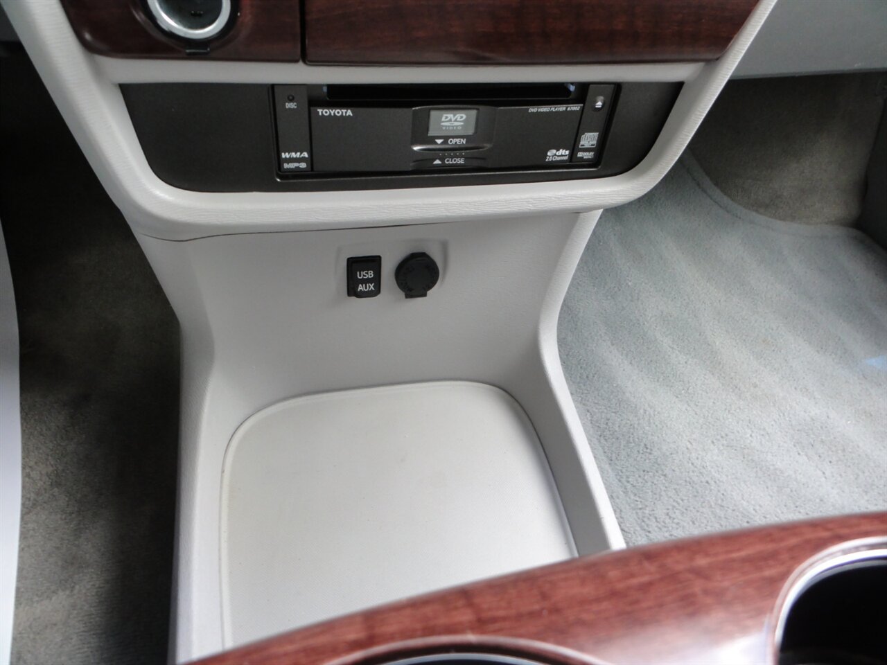 2014 Toyota Sienna XLE 8-Passenger Rear DVD entertainment - Photo 57 - Deland, FL 32720