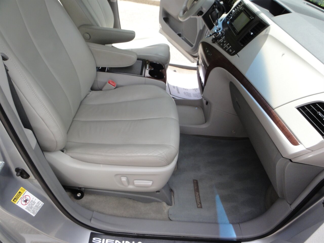2014 Toyota Sienna XLE 8-Passenger Rear DVD entertainment - Photo 44 - Deland, FL 32720