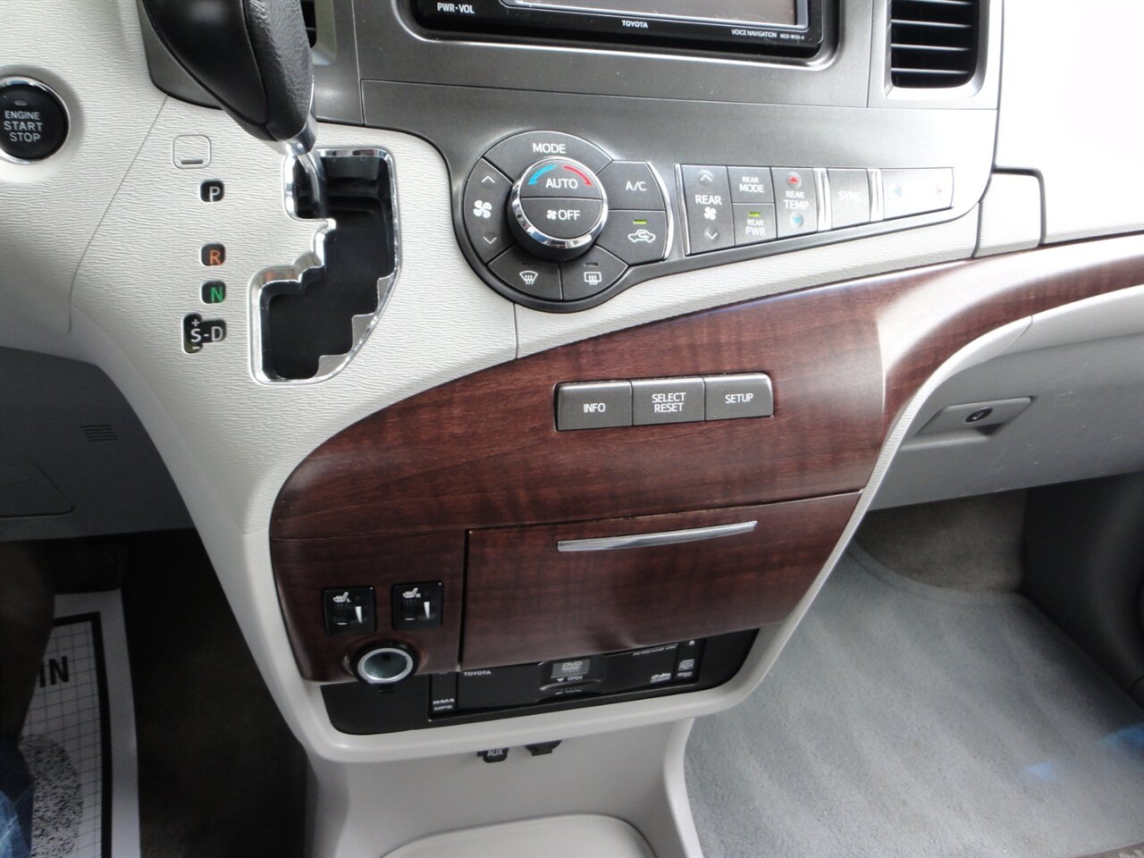 2014 Toyota Sienna XLE 8-Passenger Rear DVD entertainment - Photo 55 - Deland, FL 32720