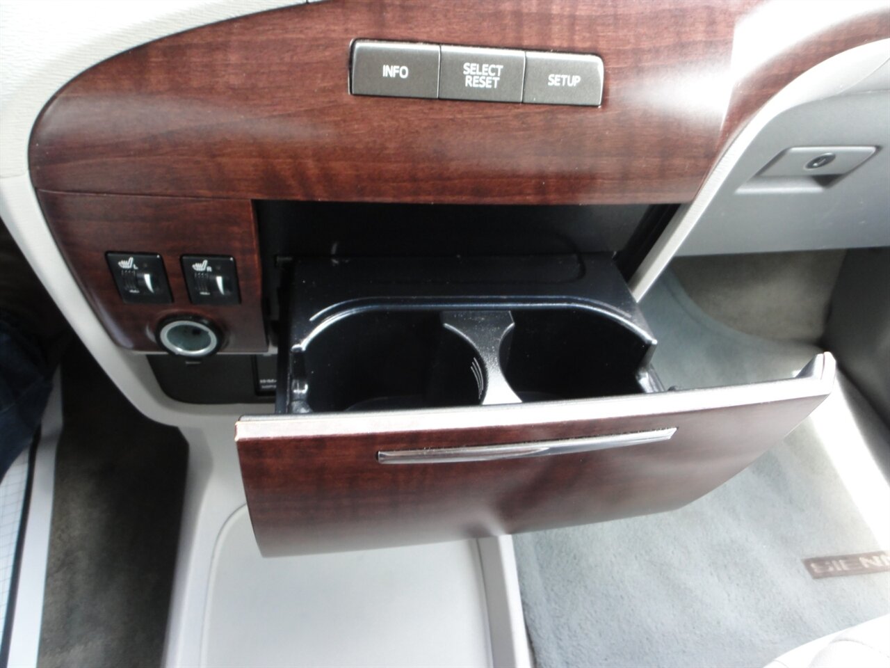 2014 Toyota Sienna XLE 8-Passenger Rear DVD entertainment - Photo 56 - Deland, FL 32720