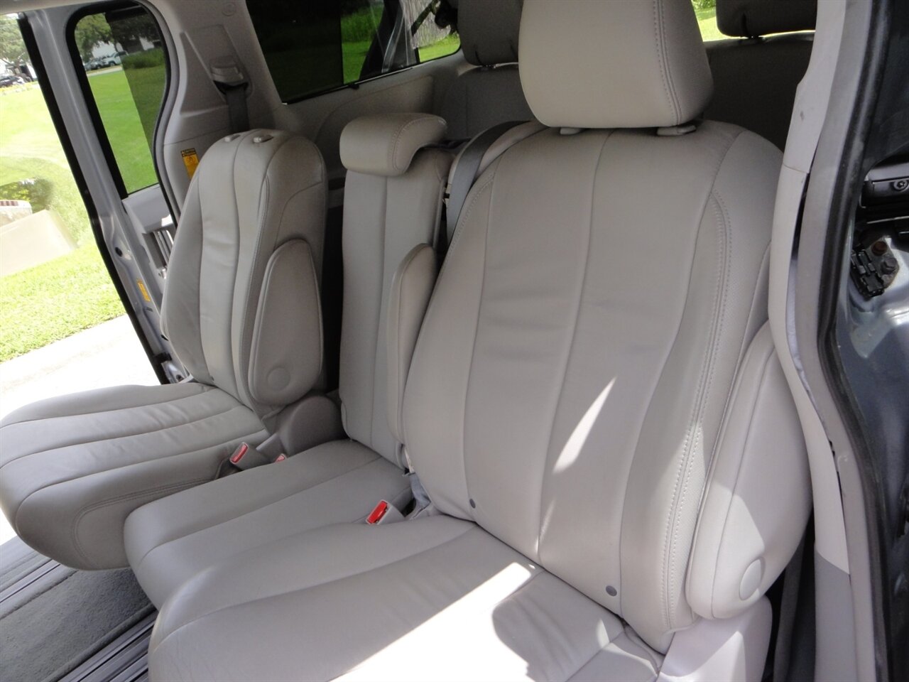 2014 Toyota Sienna XLE 8-Passenger Rear DVD entertainment - Photo 37 - Deland, FL 32720