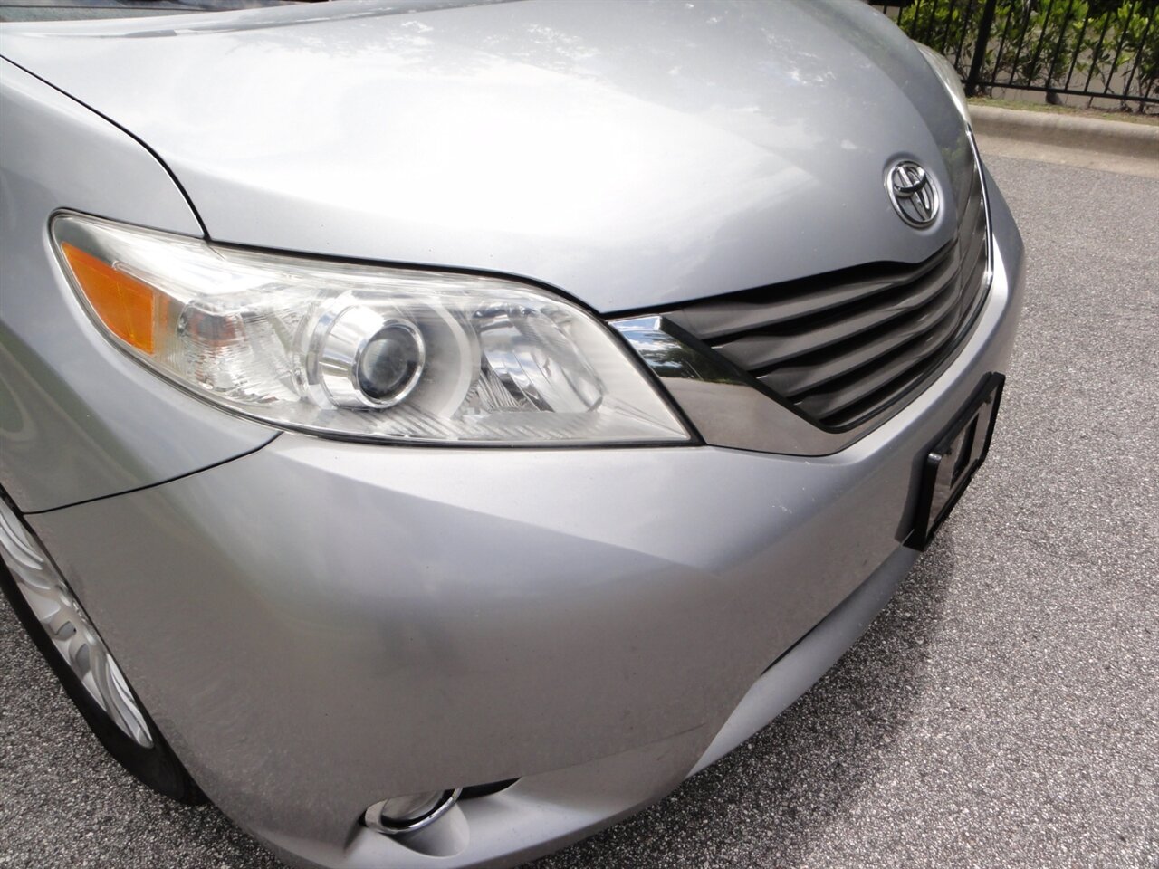 2014 Toyota Sienna XLE 8-Passenger Rear DVD entertainment - Photo 6 - Deland, FL 32720