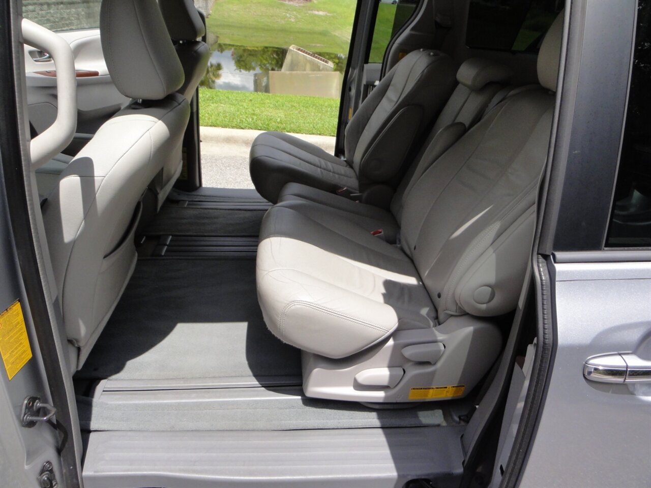 2014 Toyota Sienna XLE 8-Passenger Rear DVD entertainment - Photo 36 - Deland, FL 32720
