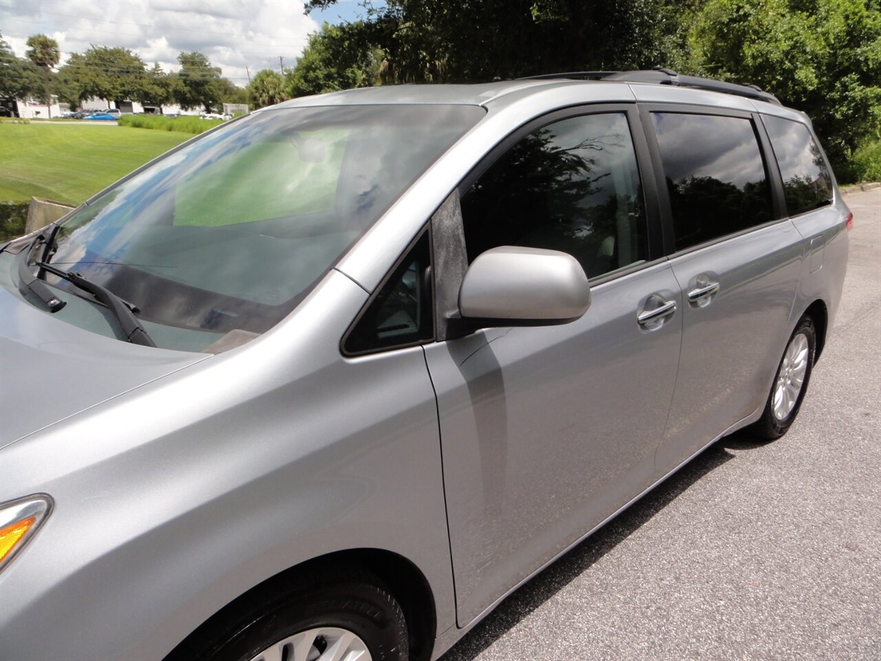 2014 Toyota Sienna XLE 8-Passenger Rear DVD entertainment - Photo 9 - Deland, FL 32720