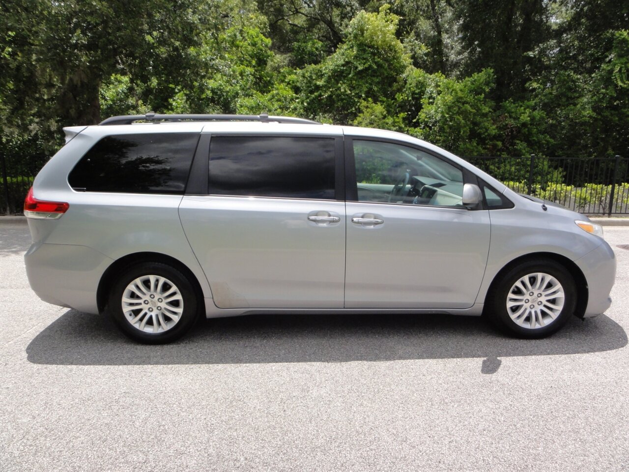 2014 Toyota Sienna XLE 8-Passenger Rear DVD entertainment - Photo 15 - Deland, FL 32720