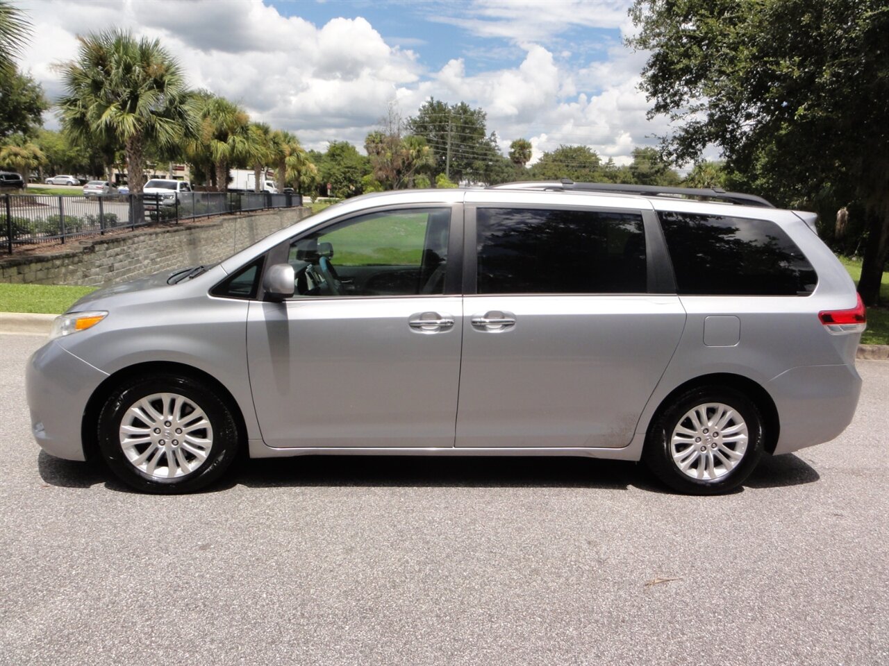 2014 Toyota Sienna XLE 8-Passenger Rear DVD entertainment - Photo 16 - Deland, FL 32720