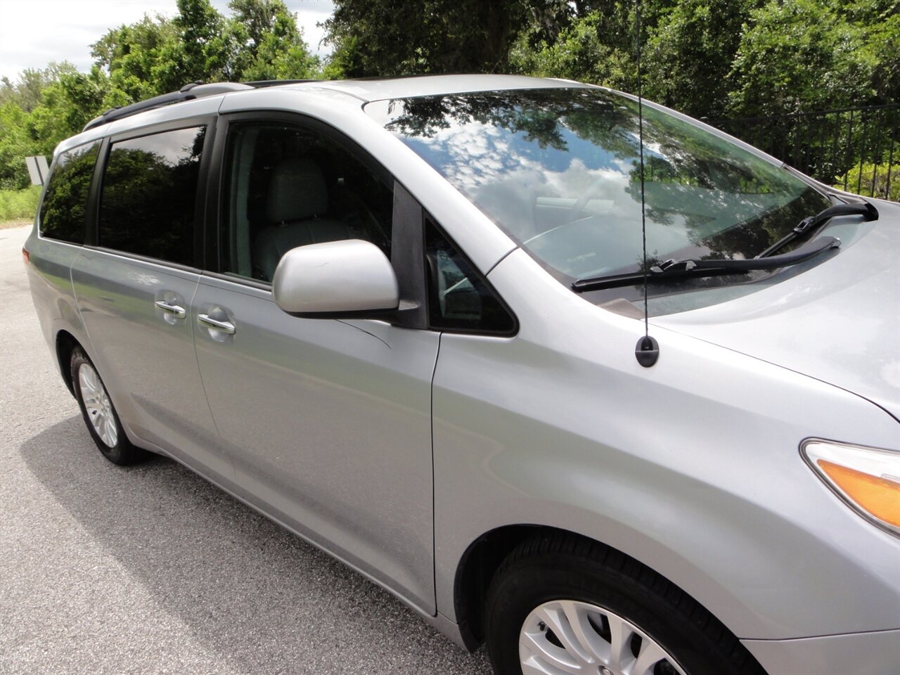 2014 Toyota Sienna XLE 8-Passenger Rear DVD entertainment - Photo 8 - Deland, FL 32720