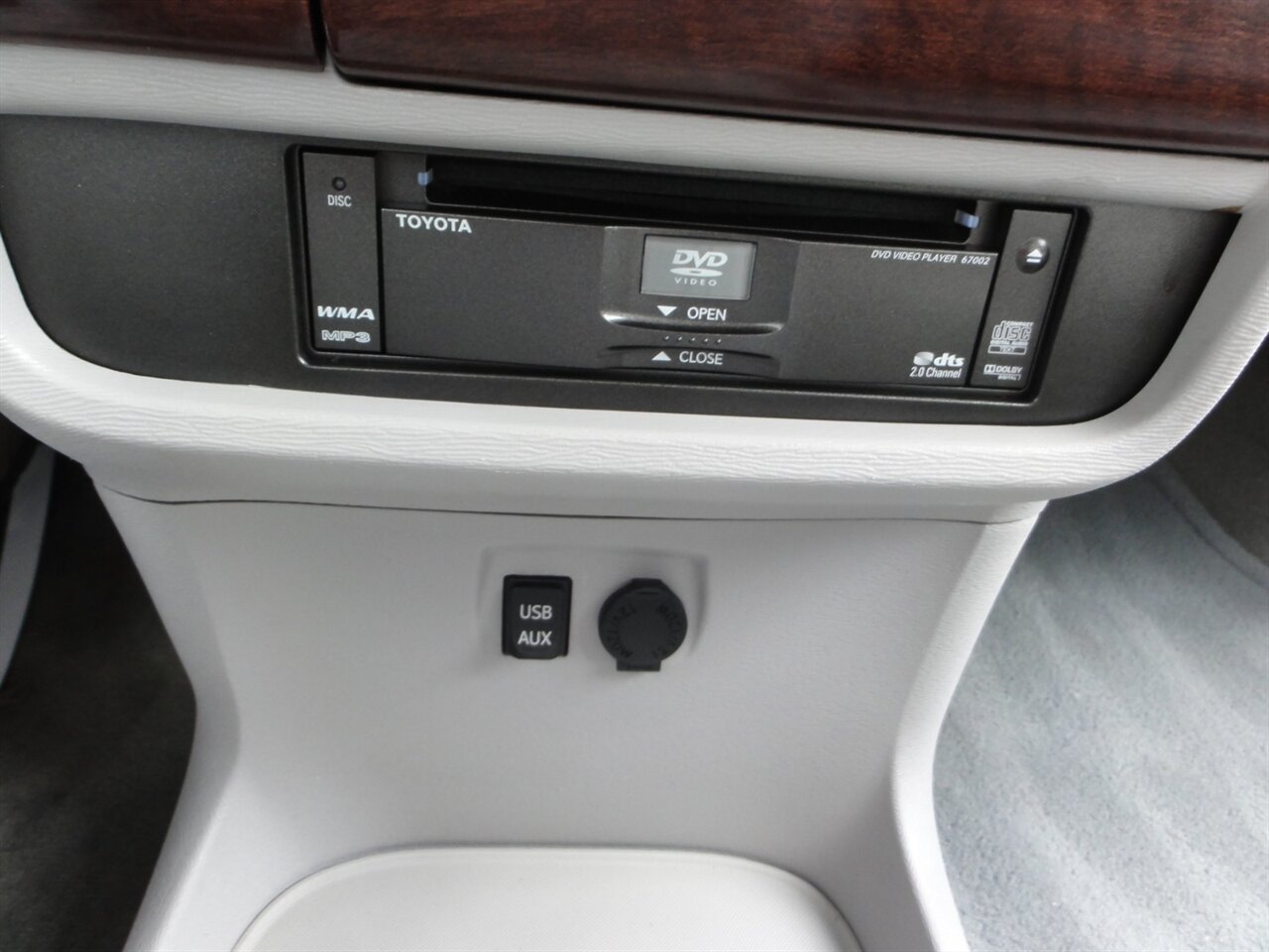 2014 Toyota Sienna XLE 8-Passenger Rear DVD entertainment - Photo 59 - Deland, FL 32720
