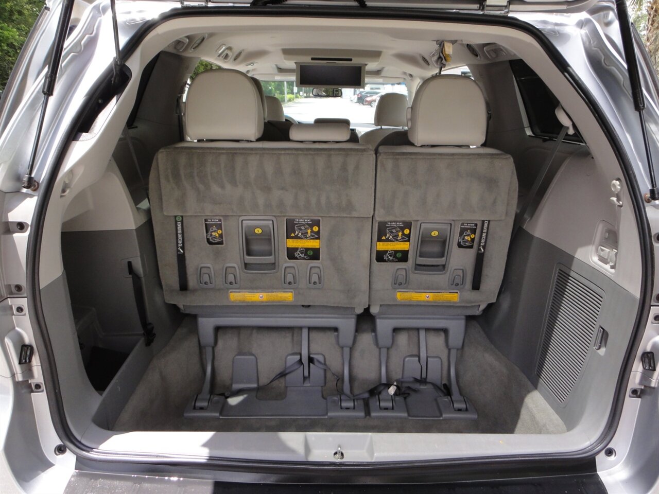 2014 Toyota Sienna XLE 8-Passenger Rear DVD entertainment - Photo 39 - Deland, FL 32720