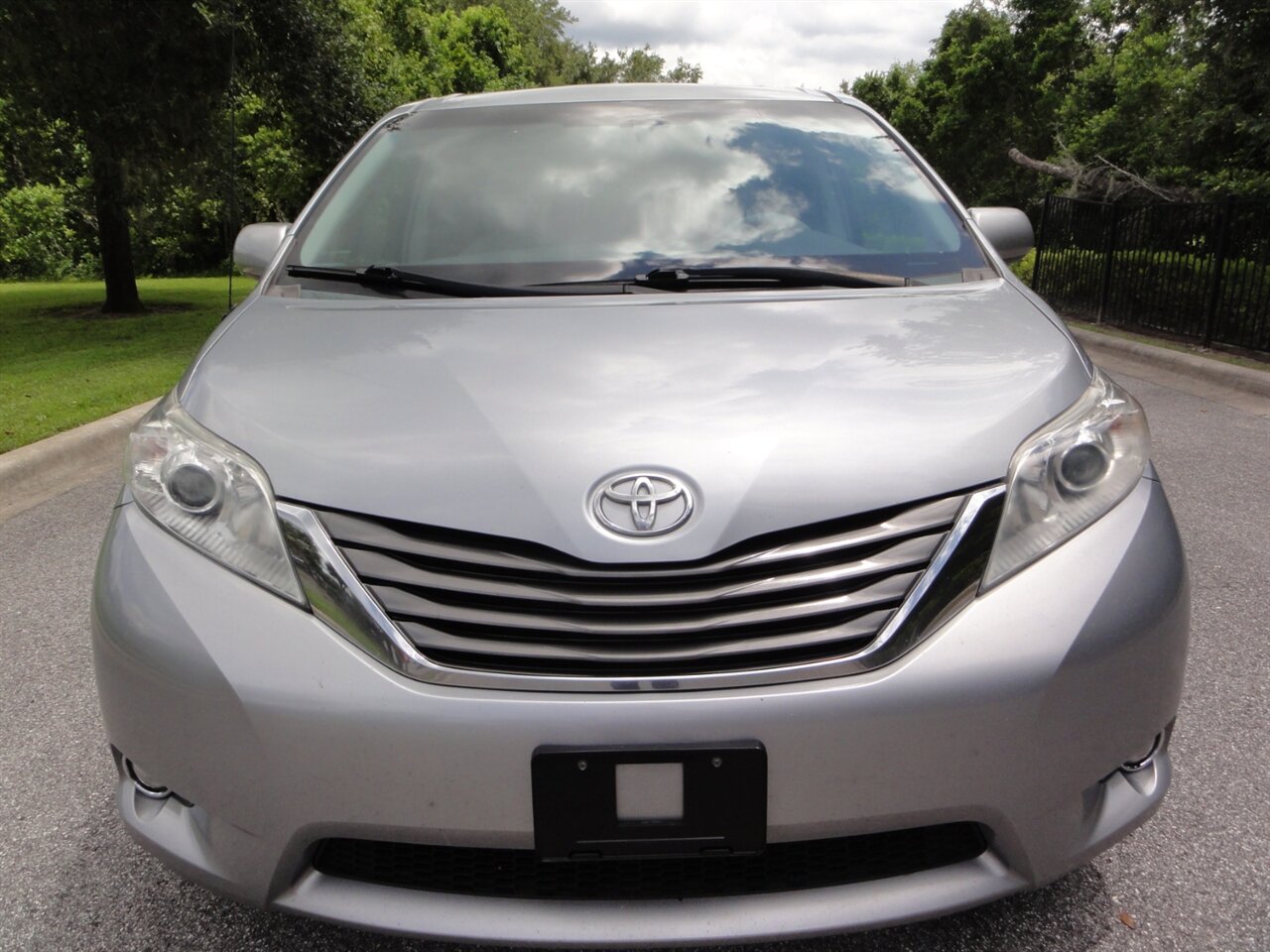 2014 Toyota Sienna XLE 8-Passenger Rear DVD entertainment - Photo 5 - Deland, FL 32720